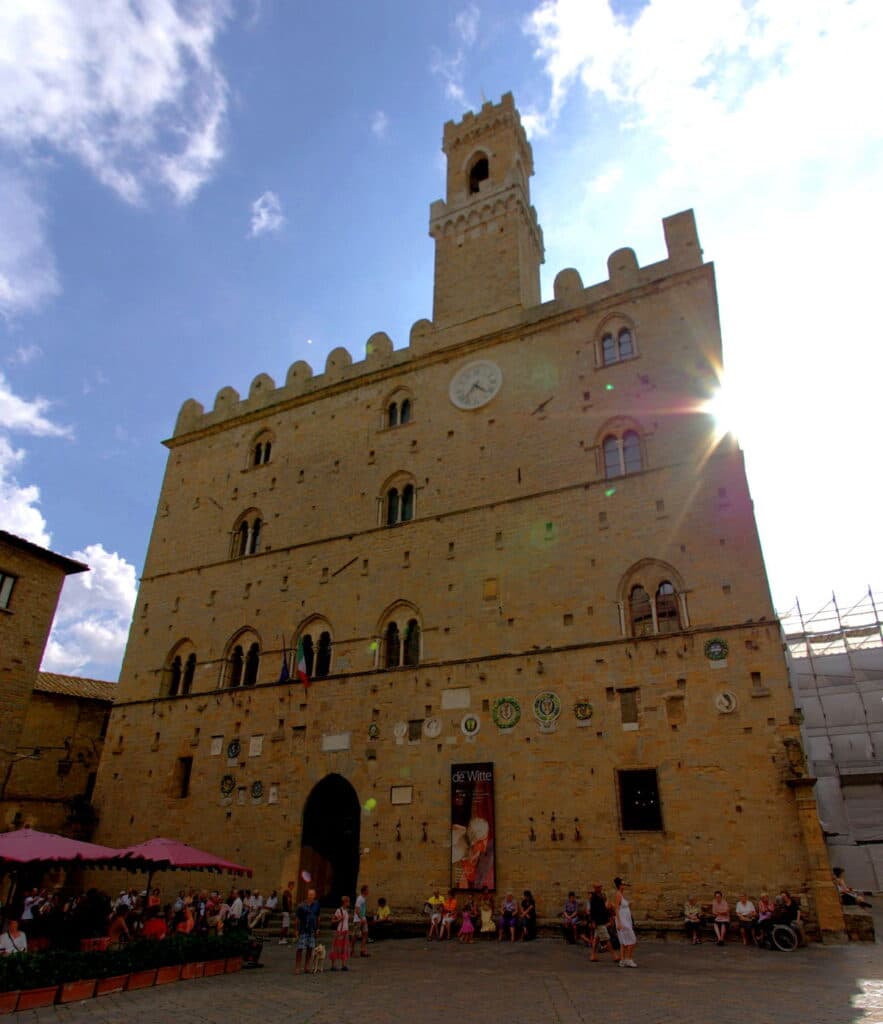 Das alte Rathaus in Volterra in der Toskana im Sonnenschein.