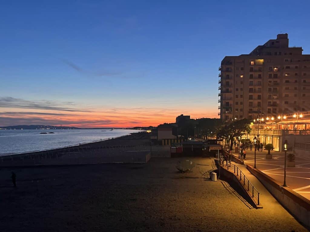 Sundowner on the roof terrace - Follonica's beach promenade